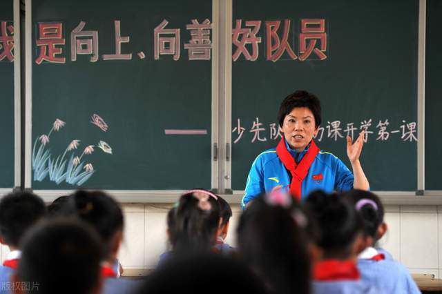 当这群面庞僵硬的史泰龙们再一次裹挟古典英雄情怀杀奔而来之时，那些轰然的爆破和四溅的枪弹恍如在升格中静音，空留下老汉子们难以讳饰的踉蹡程序和蔼喘嘘嘘。